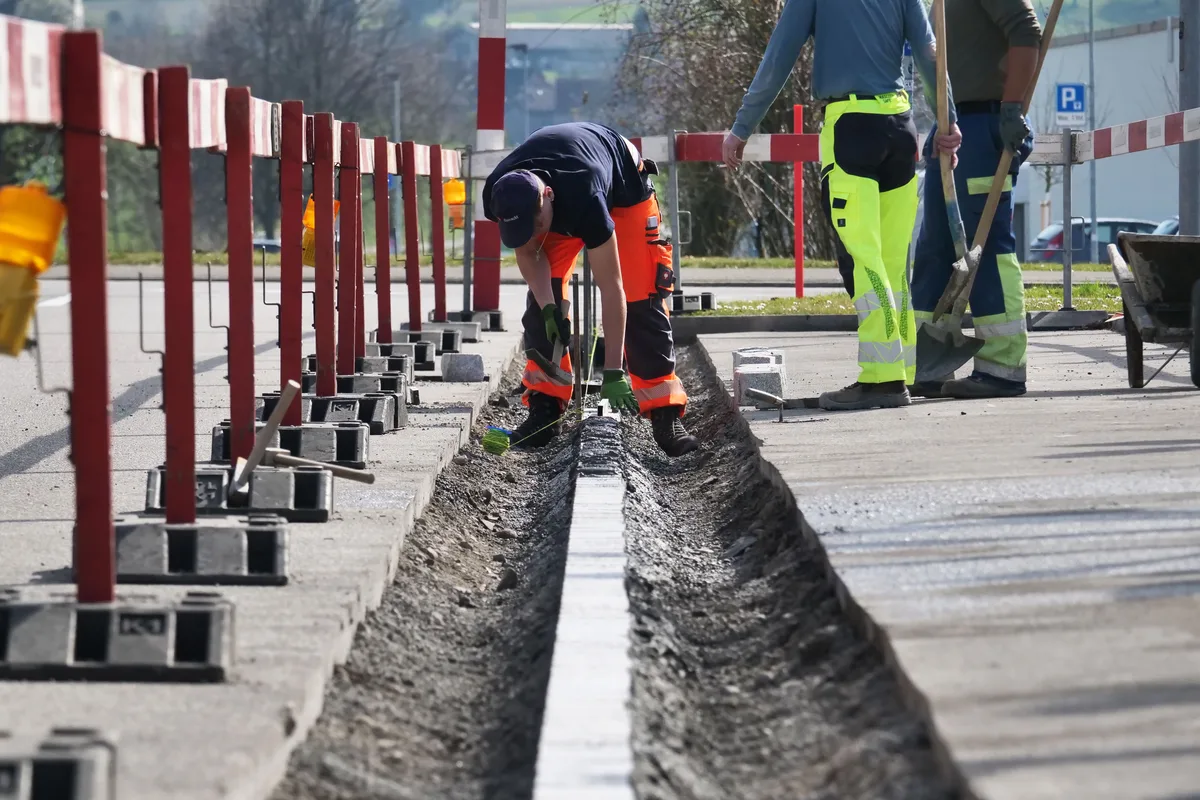 Hier gilt es ernst: Diese Pflästerung bleibt am Schluss bestehen. Links und rechts davon werden die Lernenden auch den Belag einfügen. Stadt Wetzikon und Strassenbaufirma Inauen zeigen 30 Lernenden, wie Pflastersteine verlegt werden.